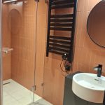 Fürdőszoba zuhanyzóval és mosdóval a négyszemélyes apartmanban
