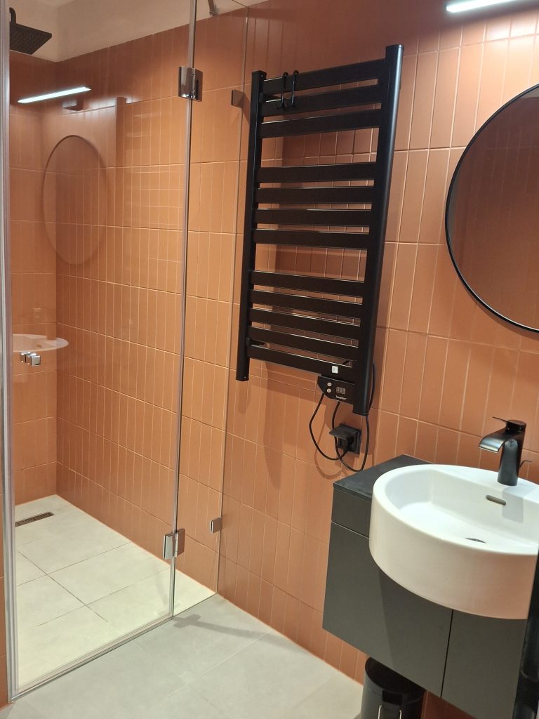 Fürdőszoba zuhanyzóval és mosdóval a négyszemélyes apartmanban