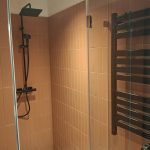 Fürdőszoba zuhanyzóval és mosdóval a négyszemélyes apartmanban