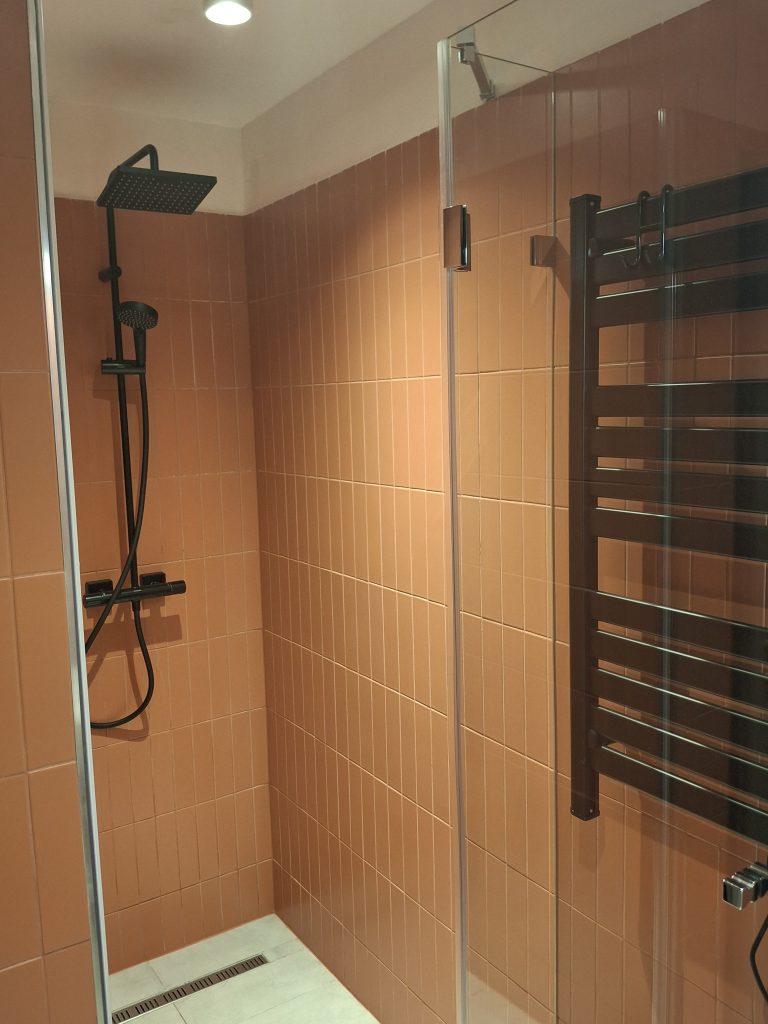 Fürdőszoba zuhanyzóval és mosdóval a négyszemélyes apartmanban
