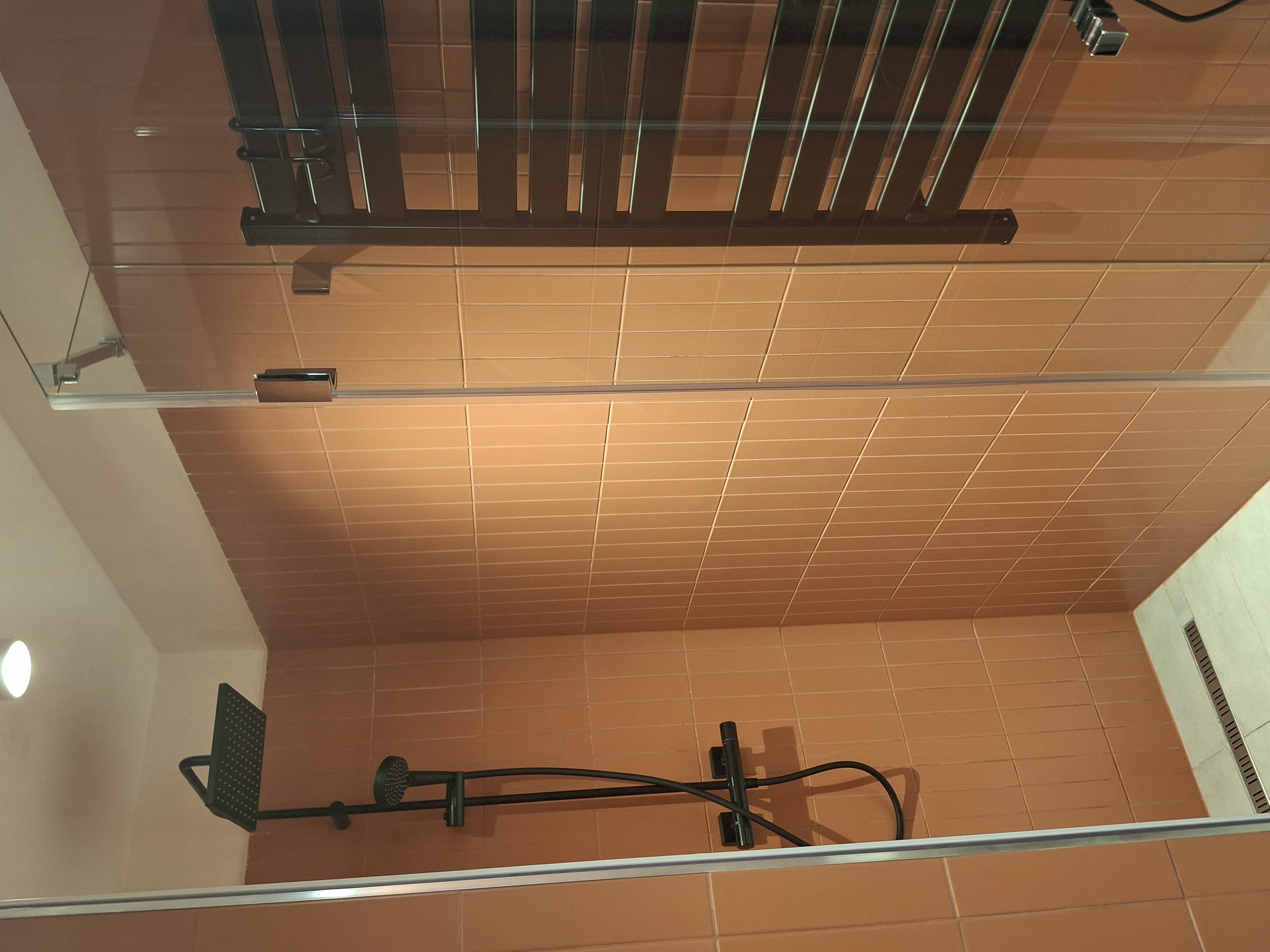 Fürdőszoba zuhanyzóval és mosdóval a négyszemélyes apartmanban