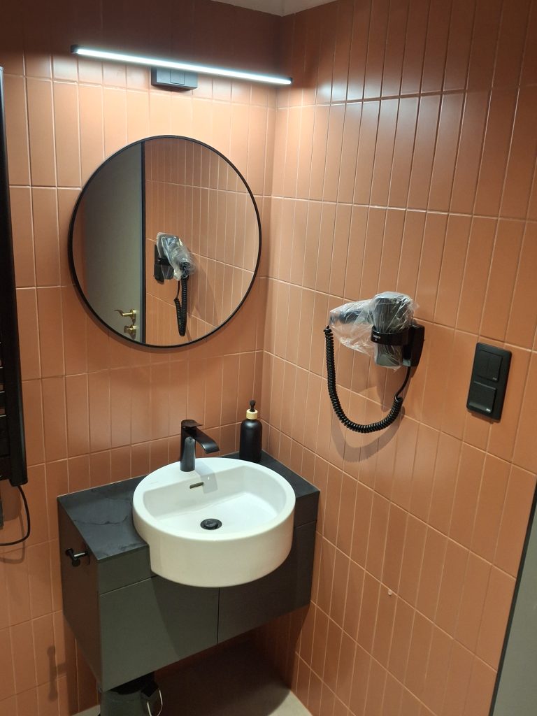 Fürdőszoba zuhanyzóval és mosdóval a négyszemélyes apartmanban