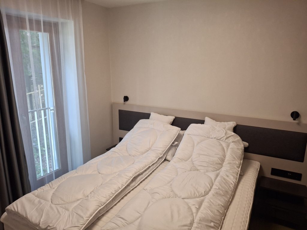 Hálószoba franciaággyal a négyszemélyes apartmanban