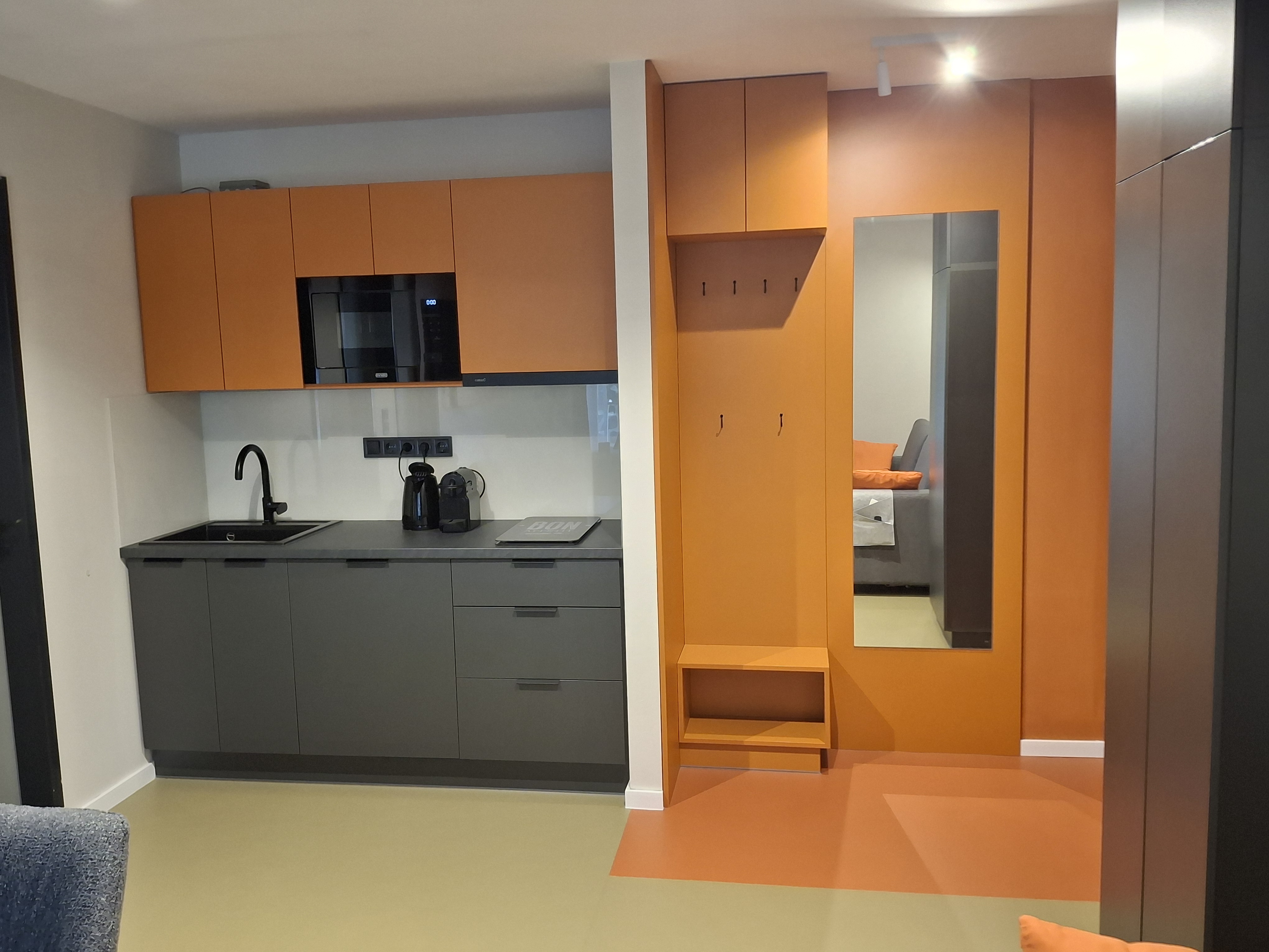 Előszoba a konyharésszel a négyszemélyes apartmanban