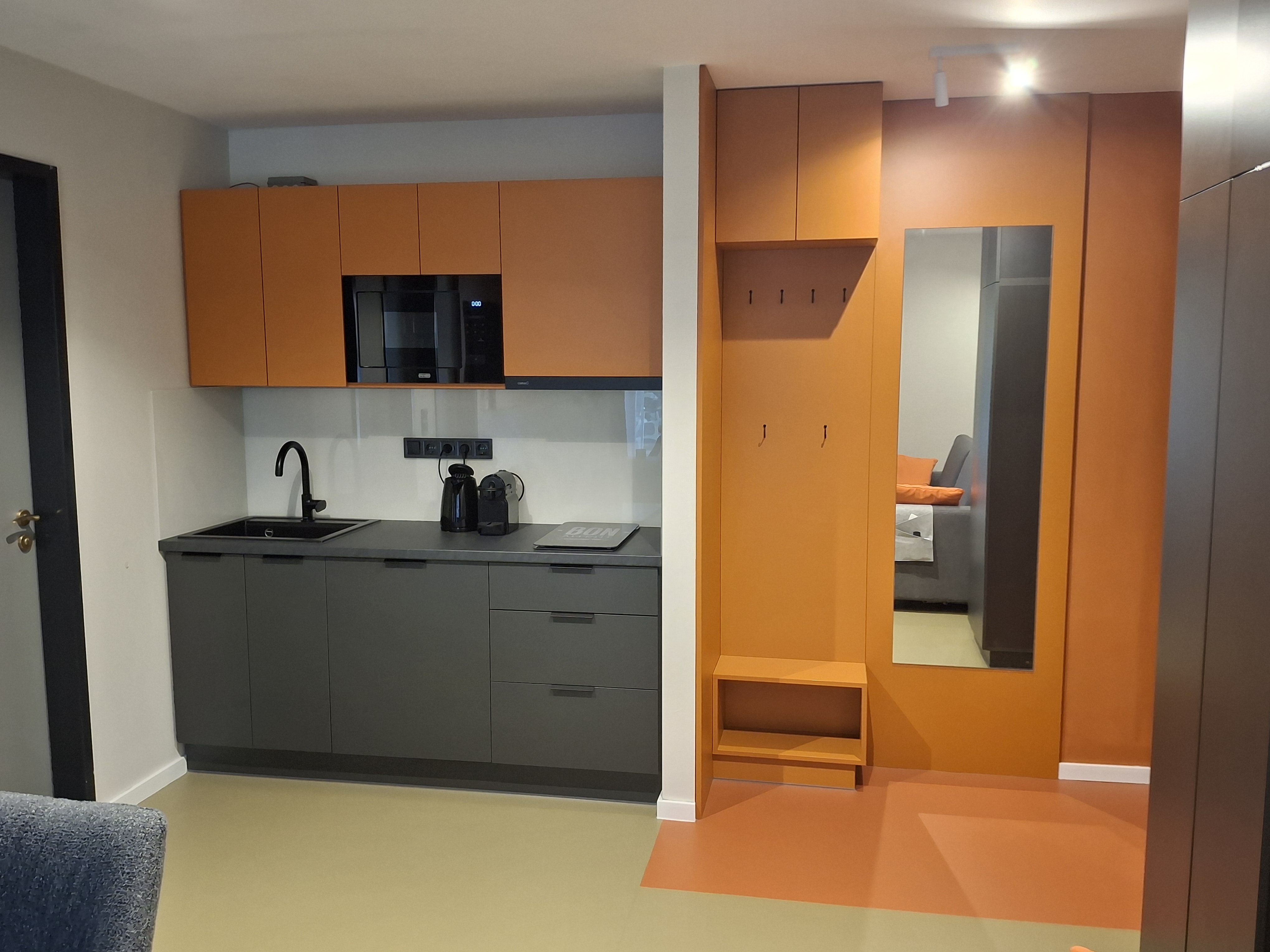 Konyhaszekrény sor konyhai eszközökkel a négyszemélyes apartmanban