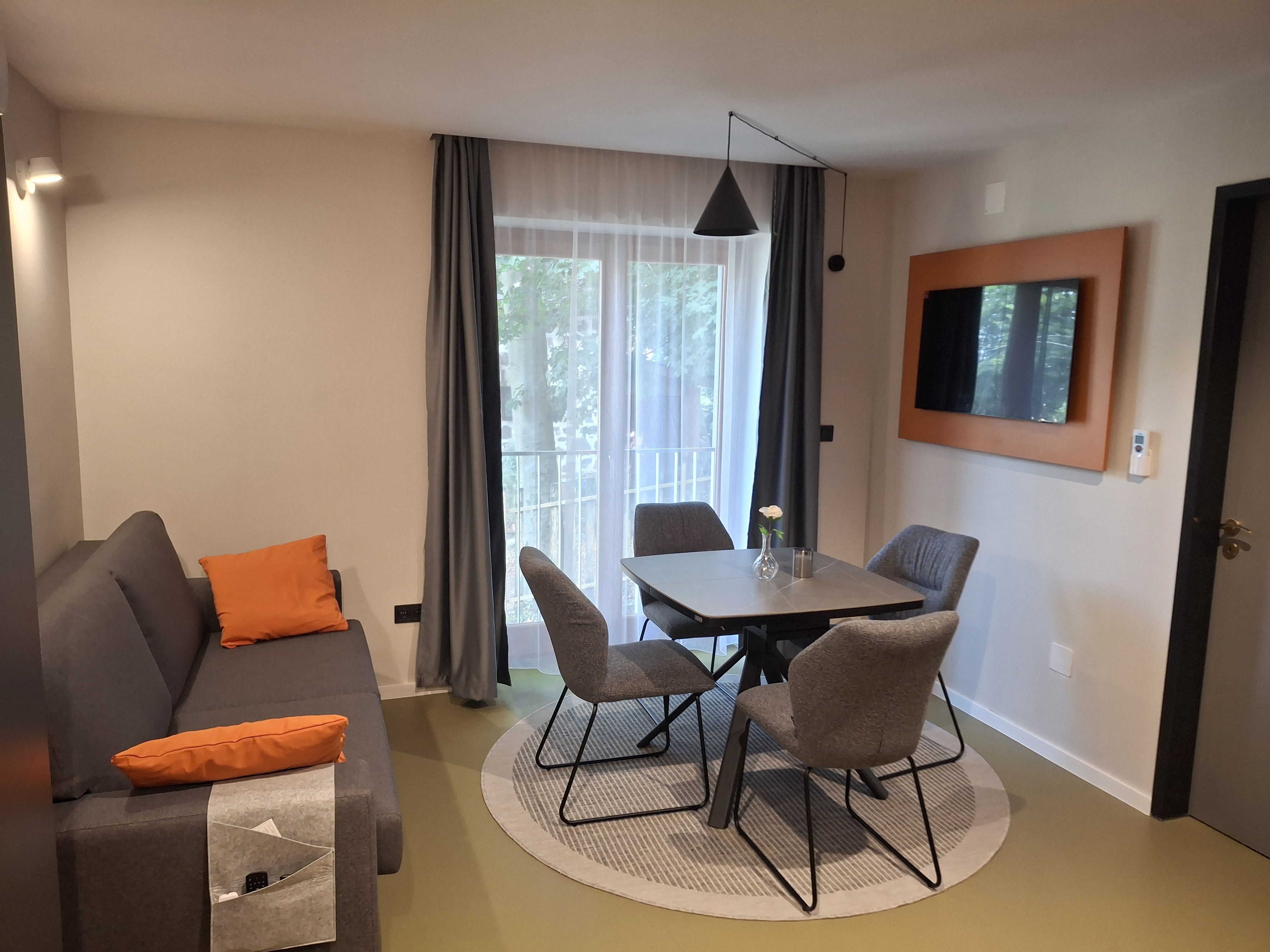 Nappali kanapéval és LED TV-vel a négyszemélyes apartmanban