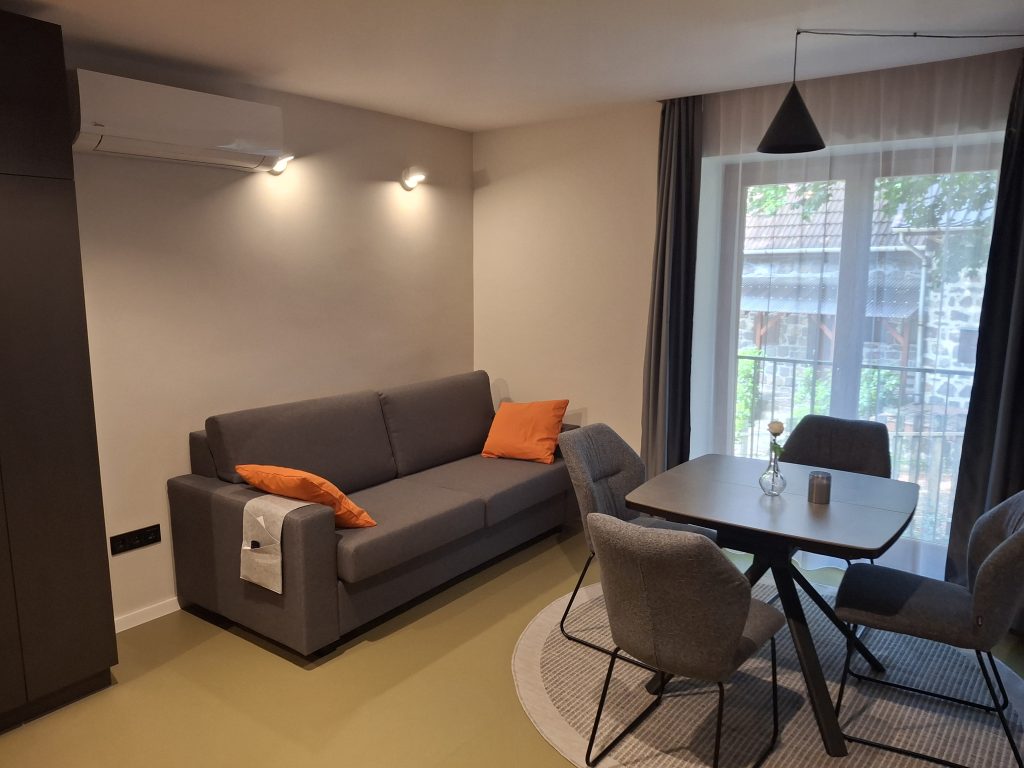 Nappali kanapéval és LED TV-vel a négyszemélyes apartmanban