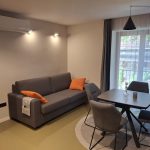 Nappali kanapéval és LED TV-vel a négyszemélyes apartmanban