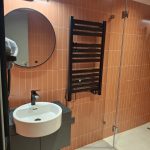 Zuhanyzós fürdőszoba a négyszemélyes apartmanban