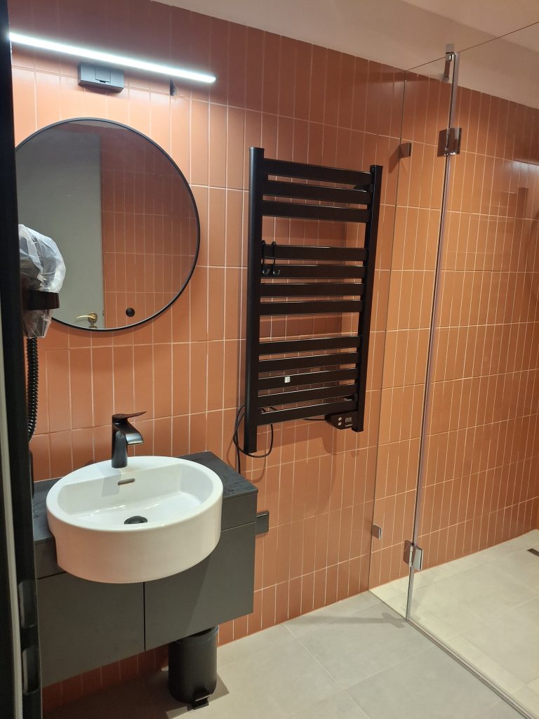 Zuhanyzós fürdőszoba a négyszemélyes apartmanban