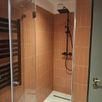 Zuhanyzós fürdőszoba a négyszemélyes apartmanban