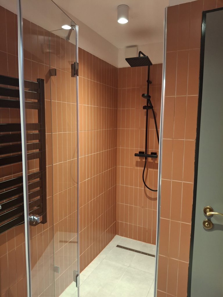 Zuhanyzós fürdőszoba a négyszemélyes apartmanban