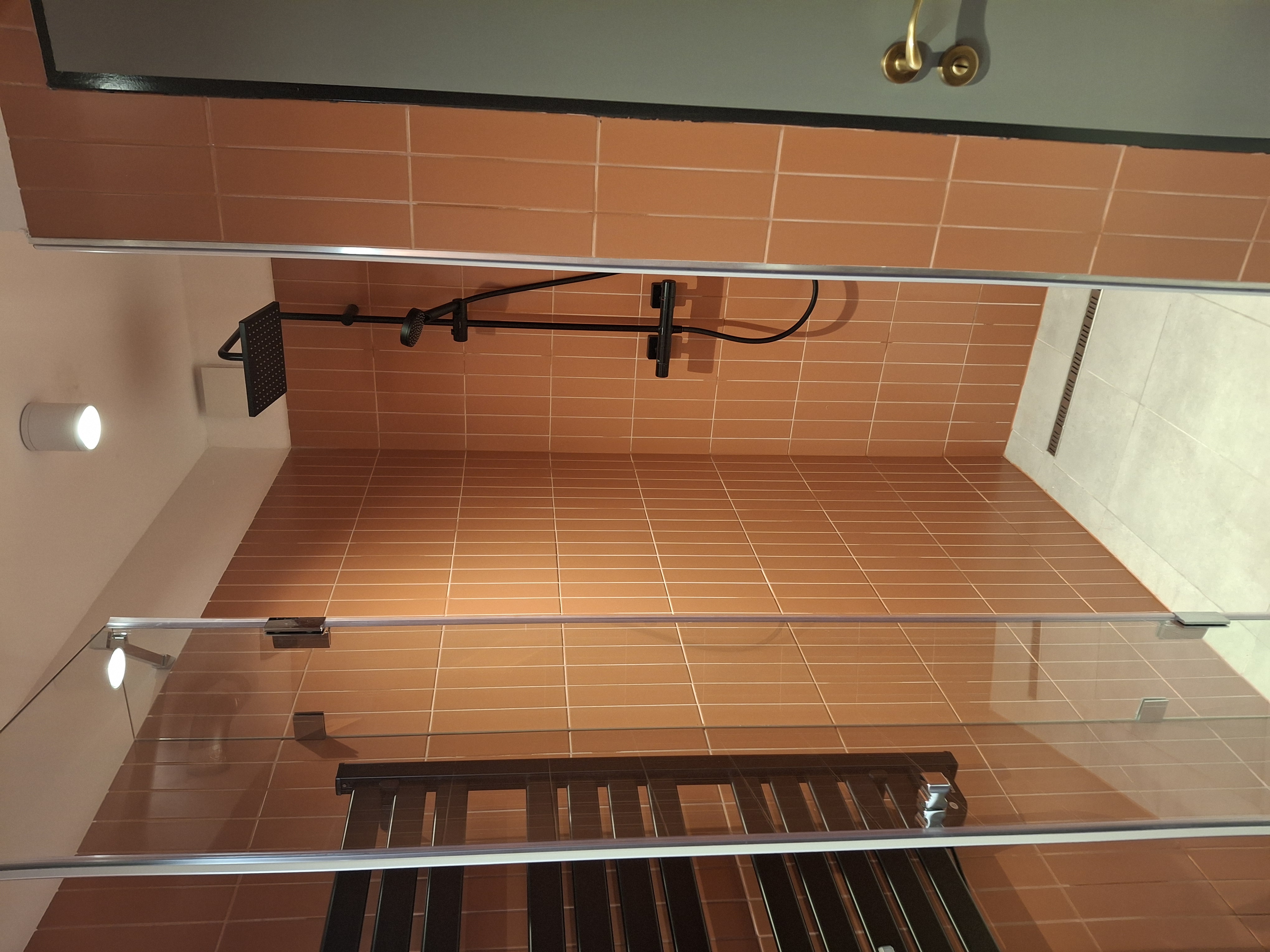 Zuhanyzós fürdőszoba a négyszemélyes apartmanban
