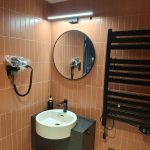 Zuhanyzós fürdőszoba a négyszemélyes apartmanban