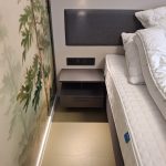 Hálószoba ággyal és éjjeliszekrénnyel a négyszemélyes apartmanban