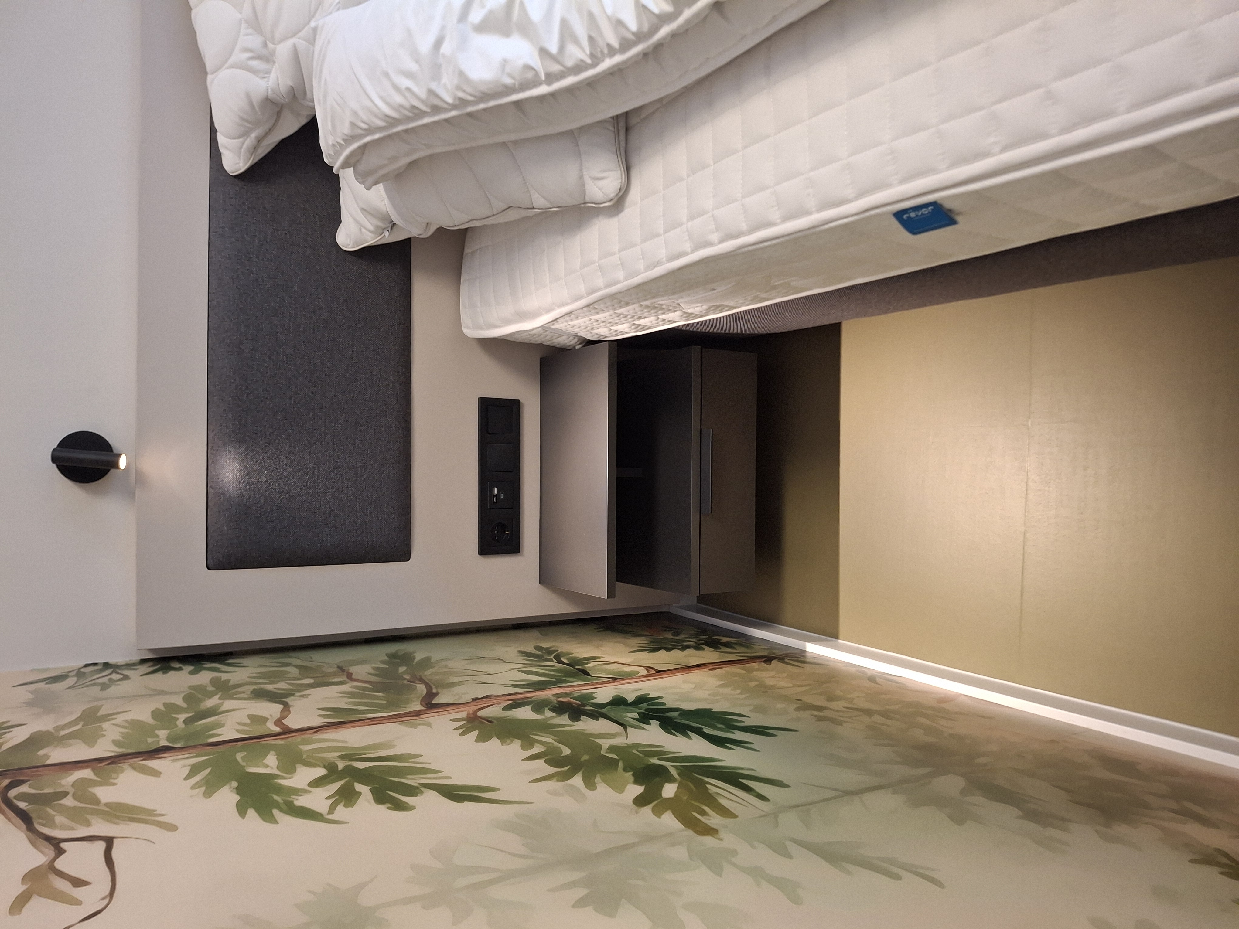 Hálószoba ággyal és éjjeliszekrénnyel a négyszemélyes apartmanban
