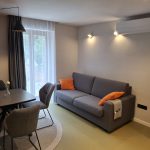 Nappali ülőgarnitúrával és étkezőasztallal a négyszemélyes apartmanban